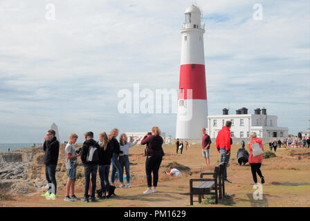 Portland Bill. Il 16 settembre 2018. Regno Unito: Meteo persone godono di una posizione soleggiata, inizio autunno il giorno al Portland Bill Credito: stuart fretwell/Alamy Live News Foto Stock