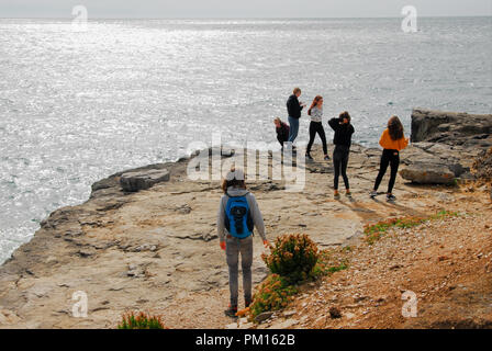 Portland Bill. Il 16 settembre 2018. Regno Unito: Meteo persone godono di una posizione soleggiata, inizio autunno il giorno al Portland Bill Credito: stuart fretwell/Alamy Live News Foto Stock