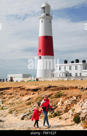 Portland Bill. Il 16 settembre 2018. Regno Unito: Meteo persone godono di una posizione soleggiata, inizio autunno il giorno al Portland Bill Credito: stuart fretwell/Alamy Live News Foto Stock