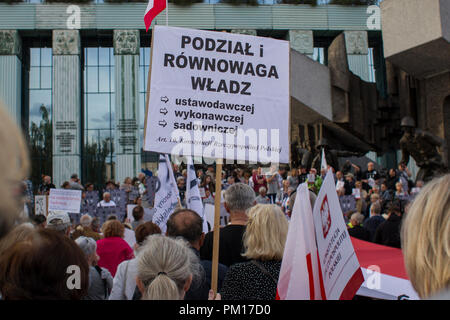 Varsavia, Polonia. Il 16 settembre 2018. Un altro governo anti-protesta in difesa della legge in Polonia. Credito: Slawomir Kowalewski/Alamy Live News Foto Stock