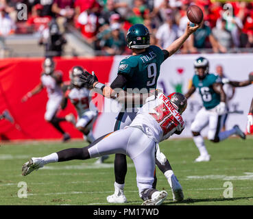 Tampa, Florida, Stati Uniti d'America. Xvi Sep, 2018. Tampa Bay Buccaneers difensivo fine Jason Pierre-Paul (90) quasi sacchi Philadelphia Eagles quarterback Nick pazze (9) come lui lancia un pass nella seconda metà del gioco durante la partita tra Philadelphia Eagles e il Tampa Bay Buccaneers presso Raymond James Stadium di Tampa, Florida. Del Mecum/CSM/Alamy Live News Foto Stock