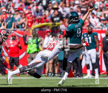 Tampa, Florida, Stati Uniti d'America. Xvi Sep, 2018. Tampa Bay Buccaneers difensivo fine Jason Pierre-Paul (90) pressioni Philadelphia Eagles quarterback Nick pazze (9) come lui lancia un pass nella seconda metà del gioco durante la partita tra Philadelphia Eagles e il Tampa Bay Buccaneers presso Raymond James Stadium di Tampa, Florida. Del Mecum/CSM/Alamy Live News Foto Stock