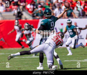 Tampa, Florida, Stati Uniti d'America. Xvi Sep, 2018. Tampa Bay Buccaneers difensivo fine Jason Pierre-Paul (90) quasi sacchi Philadelphia Eagles quarterback Nick pazze (9) come lui lancia un pass nella seconda metà del gioco durante la partita tra Philadelphia Eagles e il Tampa Bay Buccaneers presso Raymond James Stadium di Tampa, Florida. Del Mecum/CSM/Alamy Live News Foto Stock