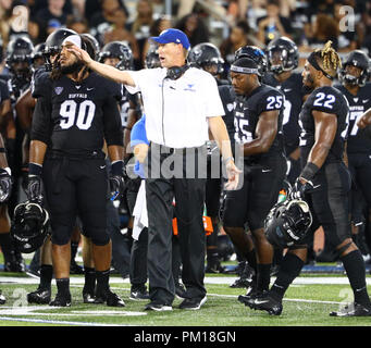15 settembre 2018:Buffalo Bulls head coach Leipold lancia durante la seconda metà del gioco nella NCAA Football gioco tra il Michigan orientale aquile e Buffalo tori a UB Stadium in Amherst, N.Y. Buffalo sconfitto Michigan orientale 35-28 per migliorare il loro record a 3-0 per la prima volta come un programma di FBS. (Nicholas T. LoVerde/Cal Sport Media) Foto Stock
