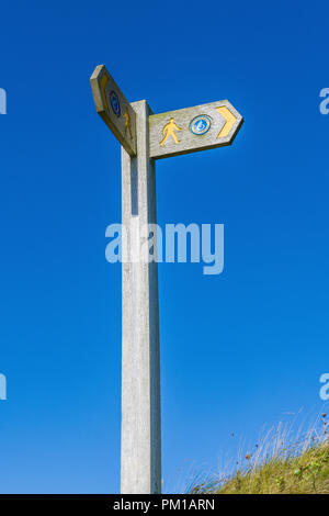 Wales coast Path fingerpost sopra il borgo di Porth Dinllaen sulla penisola di Llyn Galles del Nord Foto Stock