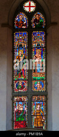 Finestra di Vetro colorato nella Basilica di Santa Croce a Firenze, raffiguranti santi cattolici Foto Stock