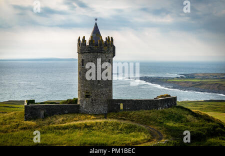 Antica torre sulla costa irlandese Foto Stock