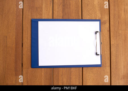 Alta angolazione di una clipboard con vuoto di carta bianca. Foto Stock