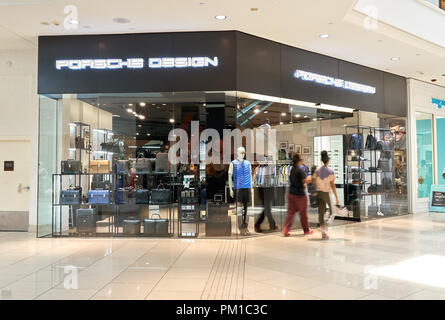 AVENTURA, STATI UNITI D'AMERICA - Agosto 23, 2018 Porsche Design famosa boutique di Aventura Mall. Porsche Design è stata fondata nel 2003 come una filiale a partecipazione maggioritaria della Foto Stock