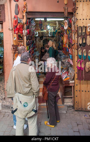 26-02-15, Marrakech, Marocco. I turisti andare a fare shopping nei souks. Foto © Simon Grosset Foto Stock