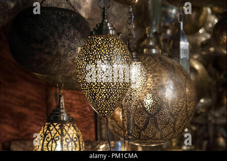 26-02-15, Marrakech, Marocco. Lampada in metallo con sfumature di design tradizionale per la vendita nella Medina. Foto © Simon Grosset Foto Stock