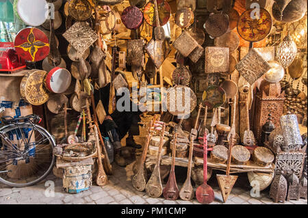 26-02-15, Marrakech, Marocco. Di seconda mano strumenti musicali tradizionali per la vendita nella Medina. Foto © Simon Grosset Foto Stock