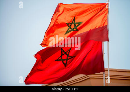 26-02-15, Marrakech, Marocco. Moroccon bandiere nazionali battenti. Foto © Simon Grosset Foto Stock