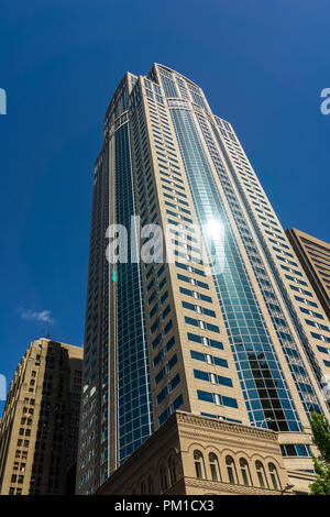 Cerca fino al 1201 la terza Avenue Tower o grattacielo, originariamente la Washington Mutual Tower si trova nel centro di Seattle, WA, Stati Uniti d'America. Foto Stock