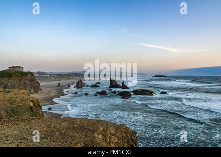 Paesaggio di Bandon spiaggia al tramonto dalla faccia Rock membro Punto Panoramico, Pacific Coast, Oregon, Stati Uniti d'America. Foto Stock