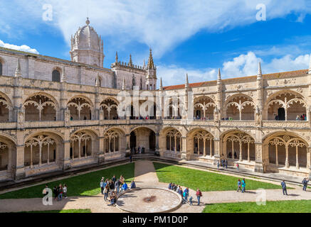 Vista dall'alto i chiostri del monastero di San Geronimo ( Mosteiro dos Jeronimos ), quartiere Belem, Lisbona, Portogallo Foto Stock