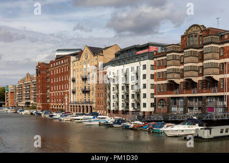 Vecchi magazzini a Redcliffe Wharf - ora appartamenti e uffici, Bristol Docks, City of Bristol, Inghilterra, Regno Unito Foto Stock