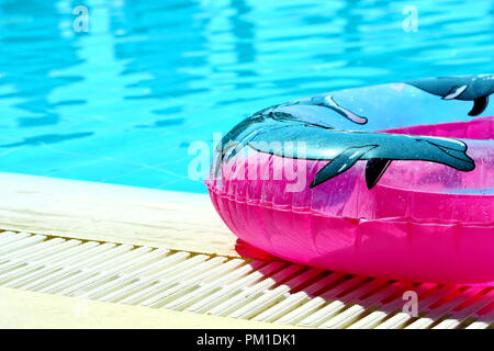 Rosa gonfiabile tubo rotondo in piscina Foto Stock