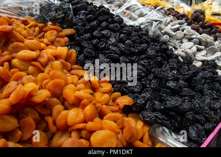 Frutta secca produrre compresi albicocca, prugna, Fig & Date a Londra il famoso Mercato di Borough, Londra UK. Foto Stock