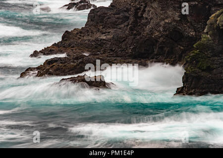 Il selvaggio Oceano Atlantico si infrange contro le rocce lungo la riva occidentale delle Isole Shetland a Eshaness Foto Stock