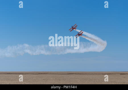 SOUTHPORT, Regno Unito Luglio 8 2018: due famosi in tutto il mondo ala Aerosuperbatics Walkers dall'Acrobazia Flying Circus brivido alla folla nei cieli sopra Southp Foto Stock