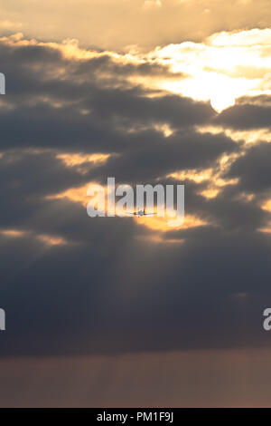 SOUTHPORT, Regno Unito il 6 luglio 2018: una fotografia di documentare un P Mustang esecuzione al tramonto, volare fuori di nuvole davanti al sole di setting, all'annua Foto Stock