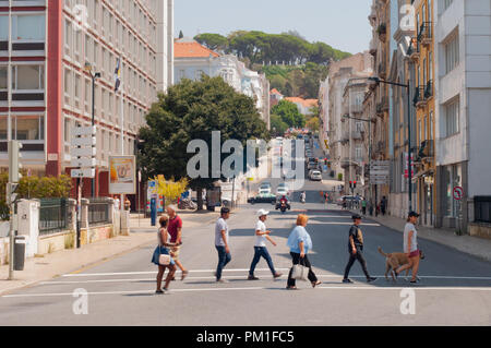 Gruppo di persone che attraversano la strada a Lisbona Foto Stock