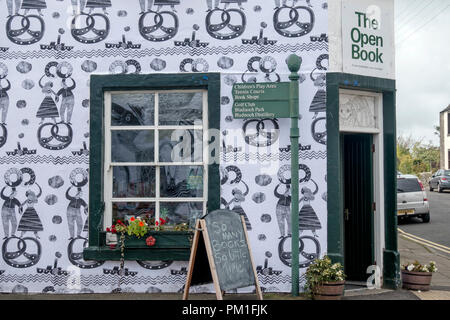 Artista Astrid Jaekel ha tappezzate di fuori di vari edifici in Wigtown per la città del libro annuale Festival 21-30 settembre 2018. Foto Stock