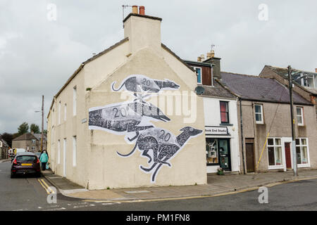 Artista Astrid Jaekel ha tappezzate di fuori di vari edifici in Wigtown per la città del libro annuale Festival 21-30 settembre 2018. Foto Stock