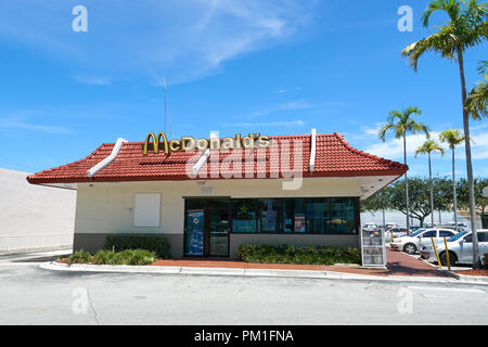 MIAMI, Stati Uniti d'America - 22 agosto 2018: ristorante McDonalds e logo in Miami. McDonald è un americano di fast food company. Foto Stock