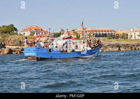 Barche da pesca sul settore marittimo processione della statua di Nossa Senhora do Cabo, Cascais Foto Stock