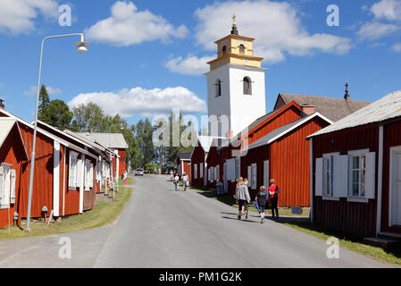 Gammelstad, Svezia - Luglio 19, 2016: persone ed edifici in legno UNESCO World herritage sito chiesa di Gammelstad città vicino alla città di Lulea. Foto Stock