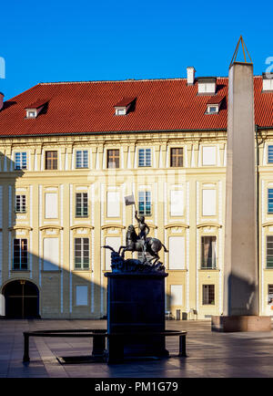 Saint George statua e obelisco al Castello di Praga, Praga, Boemia Regione, Repubblica Ceca Foto Stock