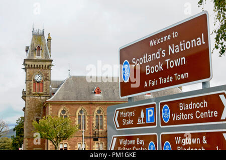 Edificio di contea e segni in Scozia il Libro Nazionale Città, Wigtown in Dumfries and Galloway, Scozia. Foto Stock