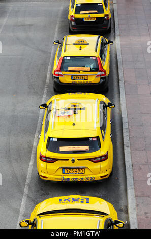 Stoccolma, Svezia - 13 Settembre 2018: Giallo taxicabs in servizio per Sverige Taxi schierate al rango dei taxi alla stazione centrale di Stoccolma. Foto Stock