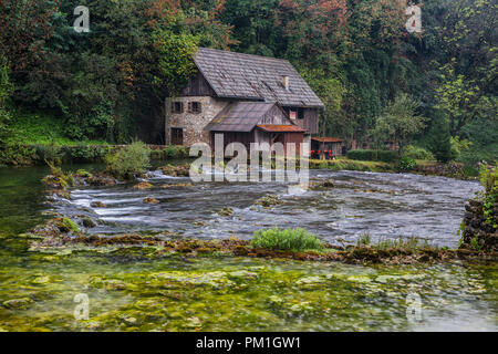 Vecchio mulino da tre fiume in autunno Foto Stock