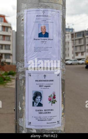 Avvisi di memoria (avvisi di morte o necrologs) su un posto a Sofia, Bulgaria. Foto Stock