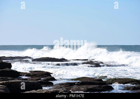 Onde si infrangono in piscine di roccia che la marea entra, Uvongo, Sud Africa Foto Stock