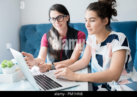 Due giovani donne che studiano in Cafe Foto Stock