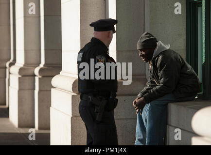 Stati Uniti - Feb 4: Un poliziotti Amtrak prassi di applicazione della legge motto, ÒTo proteggere e serveÓ come egli controlli su un senzatetto durante la sua r Foto Stock