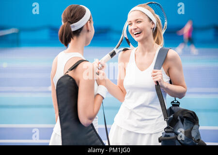 Due giocatori di Tennis in chat in tribunale Foto Stock