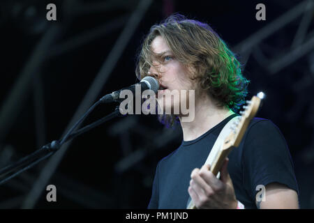 Mattie Vant eseguendo con indie band VANT nel 2017. Essi hanno pubblicato il loro album di debutto Dumb sangue e split nello stesso anno. Foto Stock