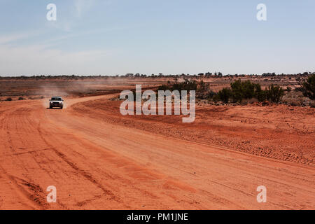 4wd off road van sulla terra rossa Outback Australia Foto Stock