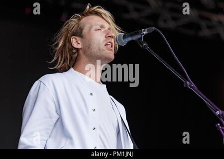 Henry Eastham di Vant performing live con la band nel 2017. Essi hanno pubblicato il loro album di debutto, muti di sangue, e split nello stesso anno. Foto Stock