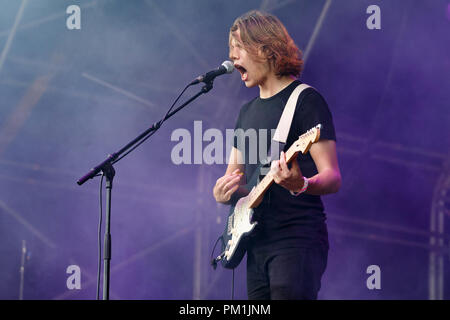 Mattie Vant eseguendo con indie band VANT nel 2017. Essi hanno pubblicato il loro album di debutto Dumb sangue e split nello stesso anno. Foto Stock