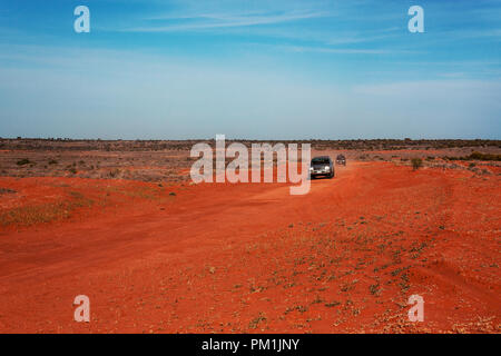 4wd off road van sulla terra rossa Outback Australia Foto Stock