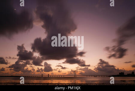 Bandra Worli sea link conosciuto anche come Rajiv Gandhi link Mare, shot nella stagione delle piogge,Mumbai, India Foto Stock