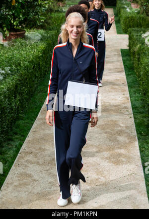 NEW YORK, NY - Settembre 07, 2018: Jessie Bloemendaal passeggiate la pista durante le prove per il Tory Burch Primavera Estate 2019 fashion show durante il nuovo Foto Stock