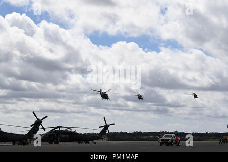 Tre Stati Uniti Air Force HH-60G Pave Hawks decollare sett. 16, 2018 a base comune, Charleston S.C. Voli di familiarizzazione di fornire una immagine tattica della zona e preparare gli equipaggi per rispondere ad una missione di soccorso in trenta minuti di meno quando viene chiamato. (US Air Force foto di Airman Prima Classe Daniel A. Hernandez) Foto Stock