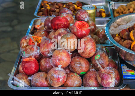 Di granadiglie frutto in involucro di plastica al mercato di Xiamen, Cina Foto Stock